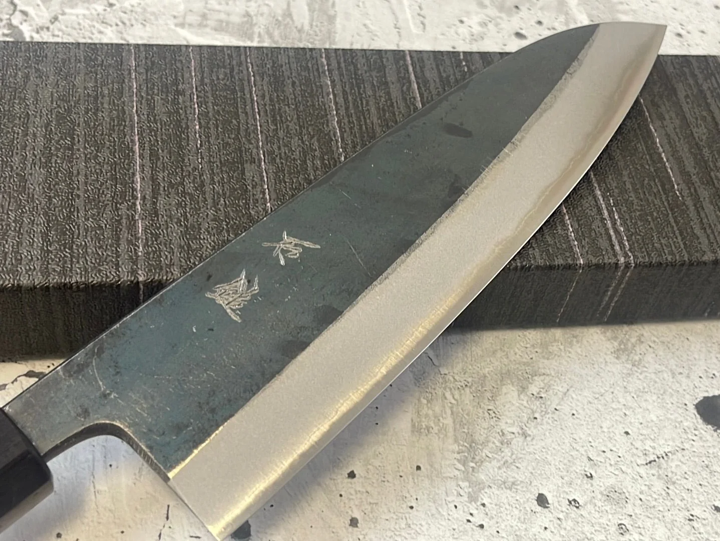 Yoshimune Santoku Kurouchi 180 mm (7.1 in) Aogami (Blue) #2 Double-Bevel - Image 5