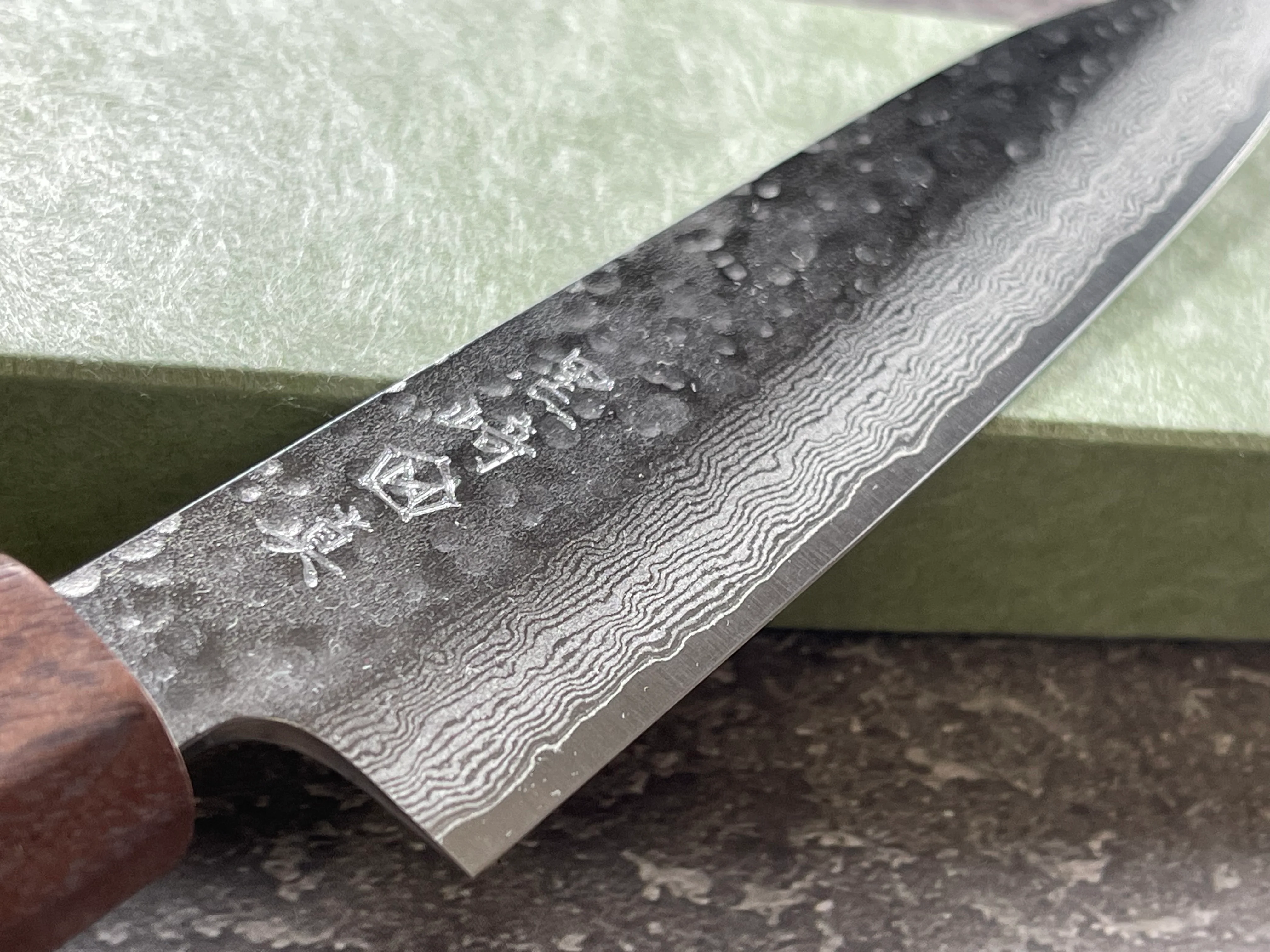 Makoto Kurosaki Damascus Tsuchime Petty 135mm - Image 5