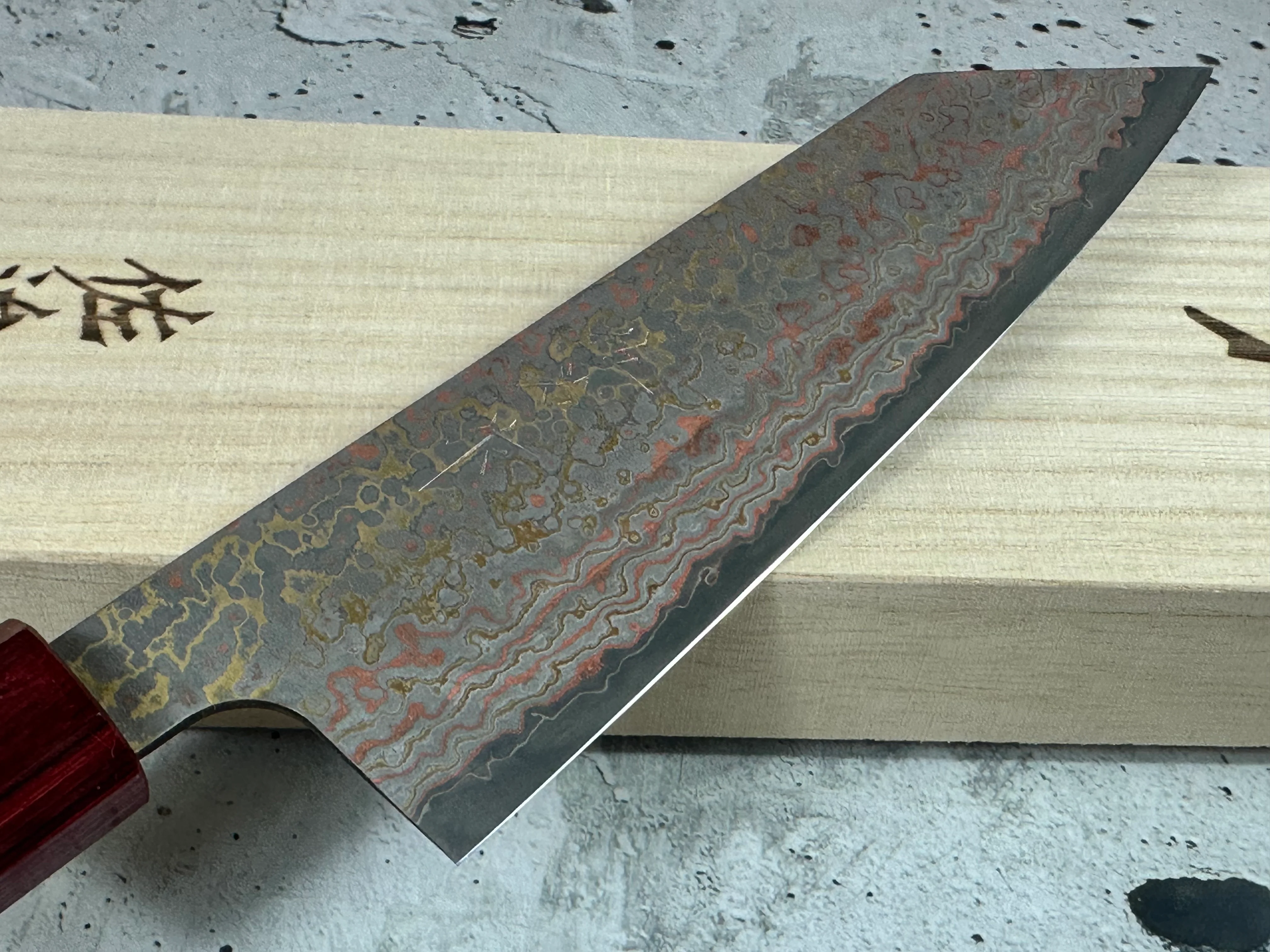 Takeshi Saji VG10-W Nashiji Rainbow Damascus Bunka 165mm - Image 3