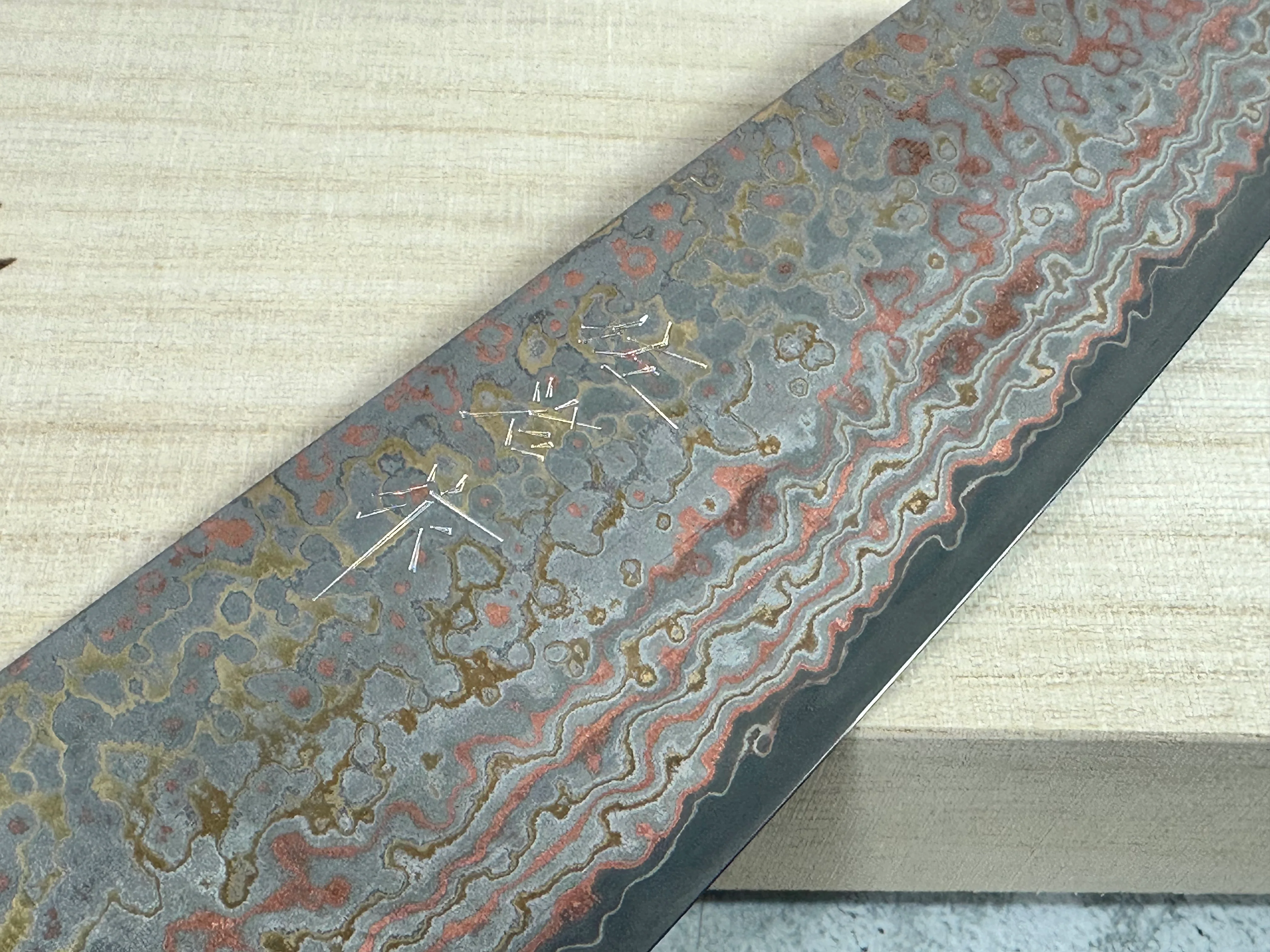 Takeshi Saji VG10-W Nashiji Rainbow Damascus Bunka 165mm - Image 7