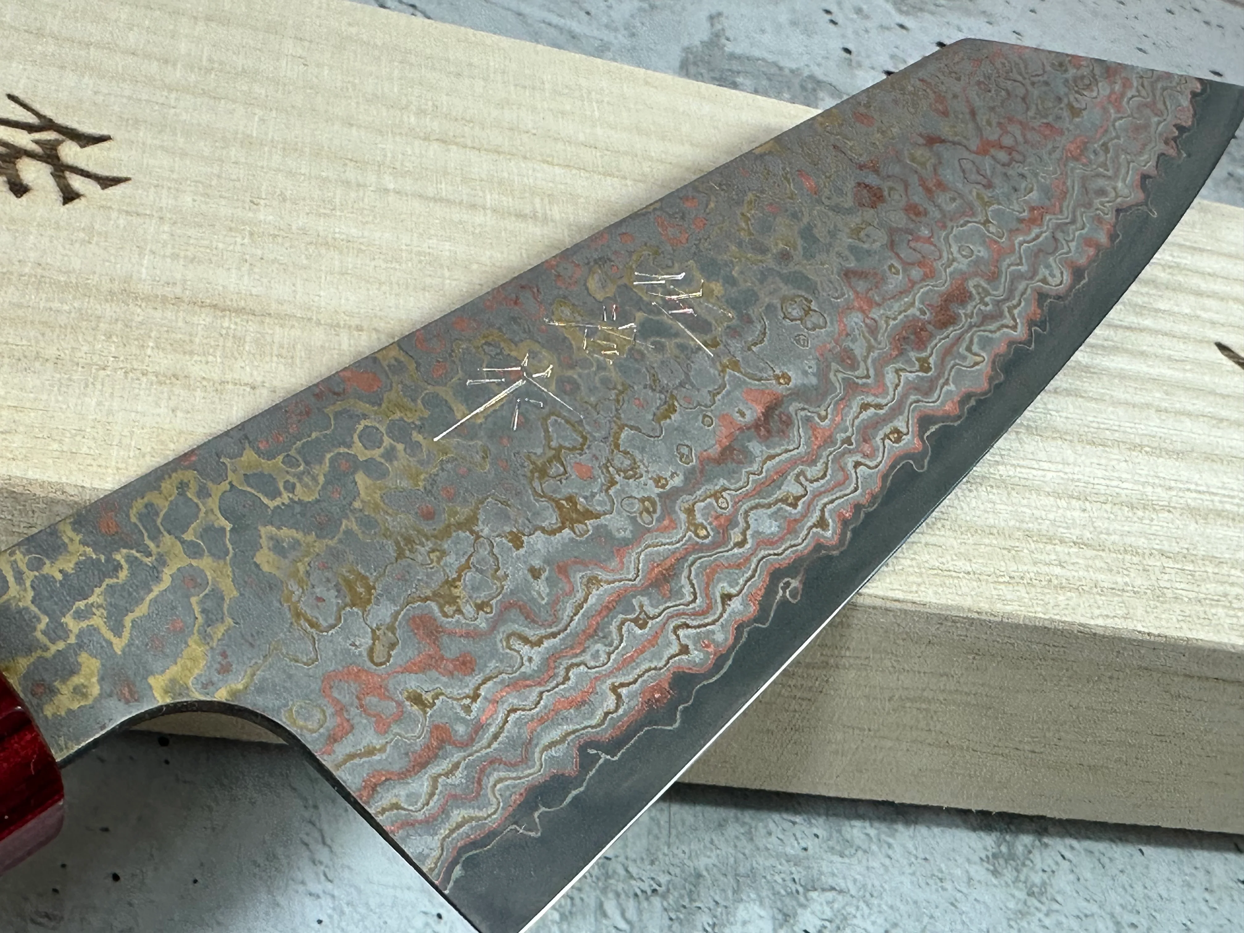 Takeshi Saji VG10-W Nashiji Rainbow Damascus Bunka 165mm - Image 8